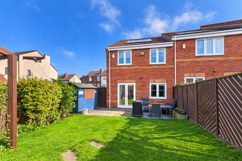 3 bedroom end of terrace house for sale, Featherstone Drive, Featherstone, Pontefract