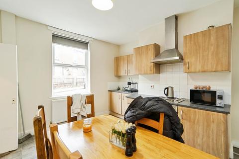 4 bedroom end of terrace house for sale, Whingate Grove, Leeds