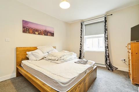 4 bedroom end of terrace house for sale, Whingate Grove, Leeds