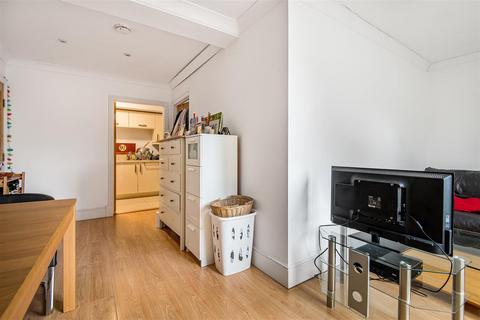 1 bedroom apartment to rent, Old Woking Road, West Byfleet