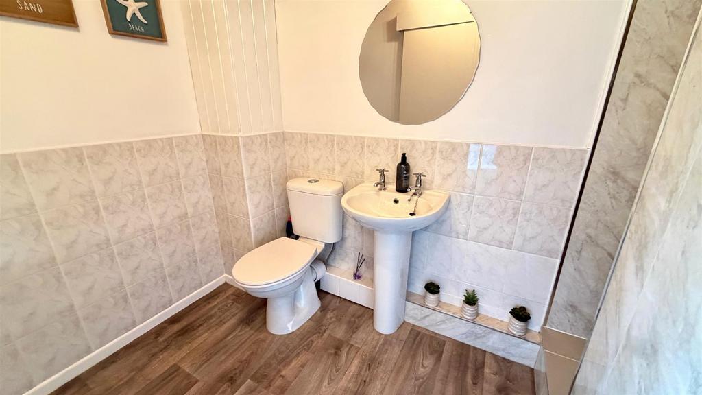 En suite 3 piece shower room