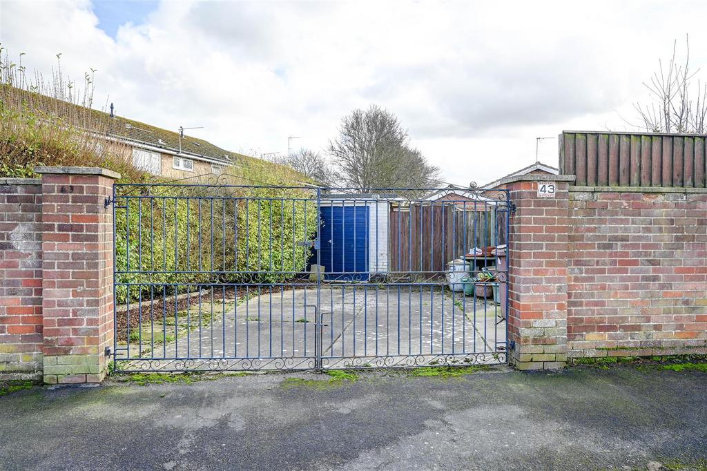 Gates to driveway.jpg