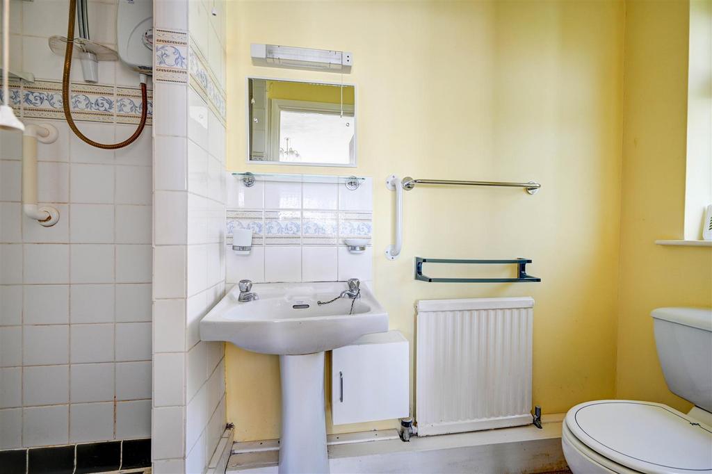 En-suite to Bedroom 1.jpg