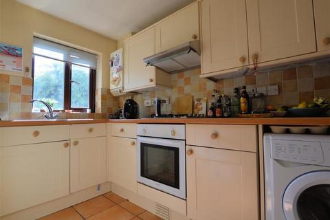 2 bedroom terraced house to rent, Horseshoe Crescent, Reading RG7