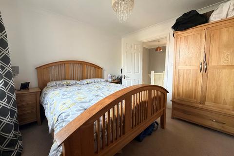 2 bedroom terraced house to rent, Horseshoe Crescent, Reading RG7