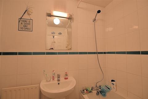 2 bedroom terraced house to rent, Horseshoe Crescent, Reading RG7
