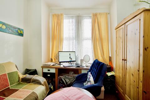 2 bedroom terraced house for sale, St. Peter' Avenue, London, N18