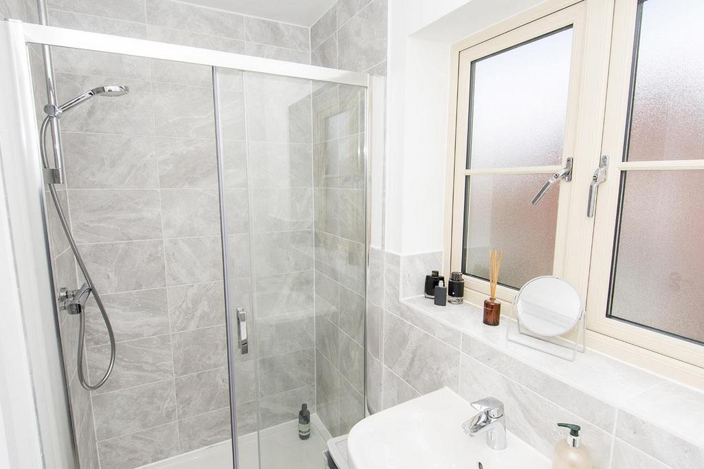 En-Suite (Photo Two)