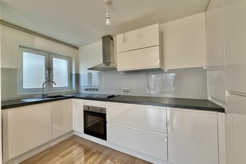 2 bedroom apartment to rent, Blackburn Way, Hounslow TW4