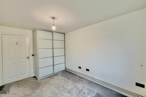 2 bedroom apartment to rent, Blackburn Way, Hounslow TW4