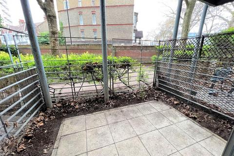 2 bedroom flat for sale, Clapham Road, London