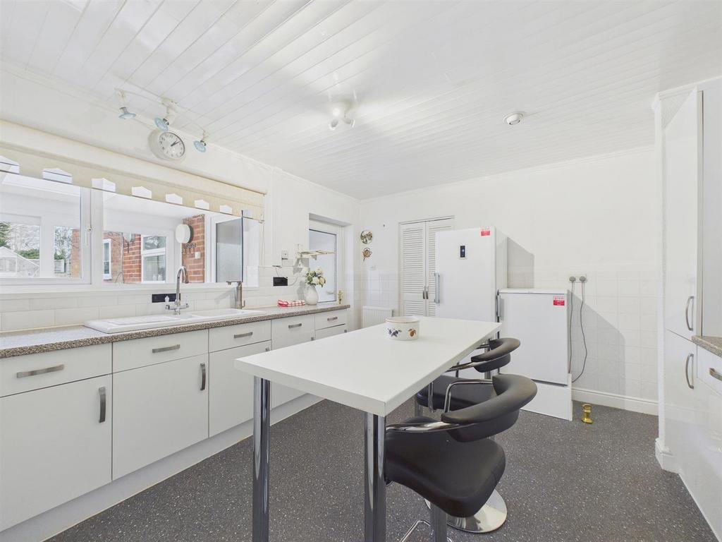 Kitchen2.jpg