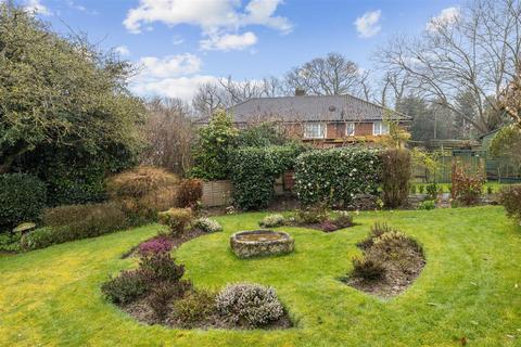 2 bedroom flat for sale, Hazelgrove Gardens, Haywards Heath