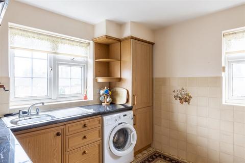 2 bedroom flat for sale, Hazelgrove Gardens, Haywards Heath