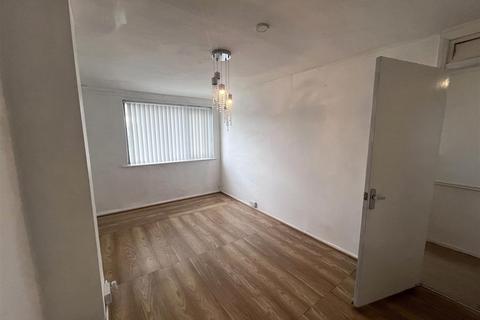 3 bedroom end of terrace house to rent, Lyne Edge Crescent, Dukinfield SK16