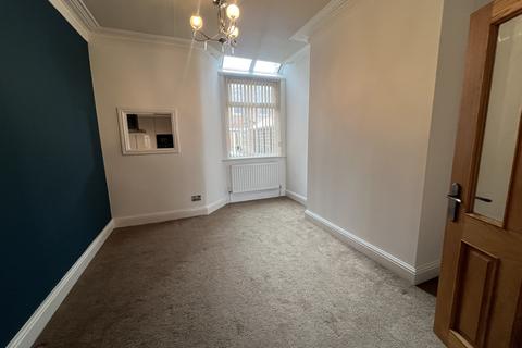 3 bedroom terraced house to rent, Windsor Road, Manchester, M43