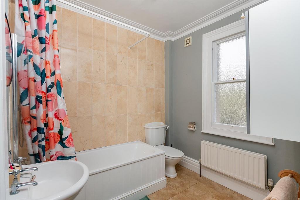 1 C6 R9 ACM - Bathroom C.jpg