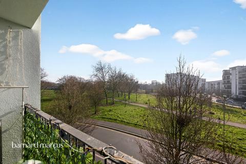 2 bedroom flat for sale, Heybourne Crescent, London