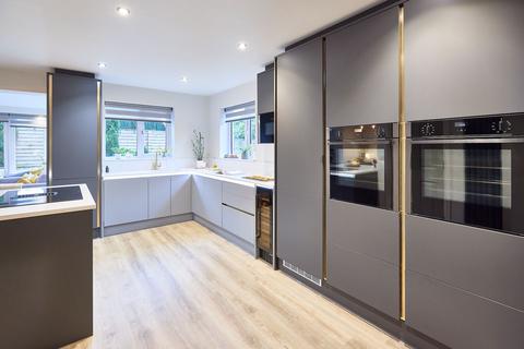 5 bedroom detached house for sale, Selby Road, Leeds LS25