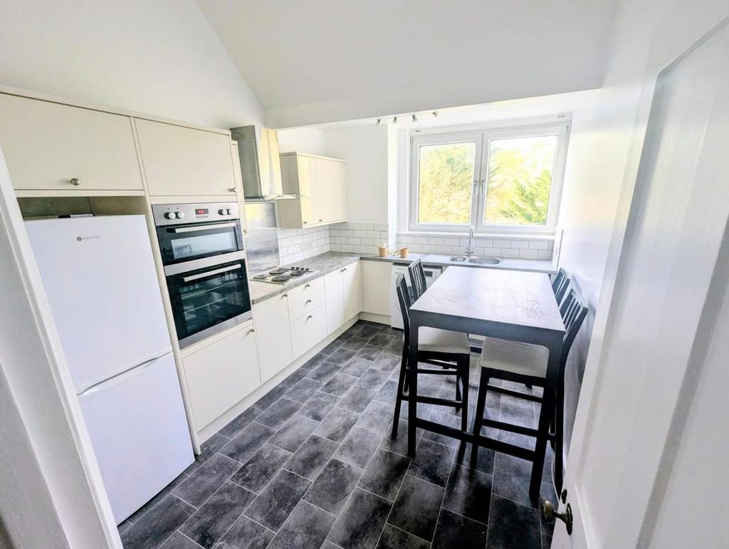 Lettings Brook Green Holm Place Kitchen.jpeg