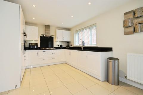 4 bedroom detached house for sale, Falling Sands Close, Kidderminster