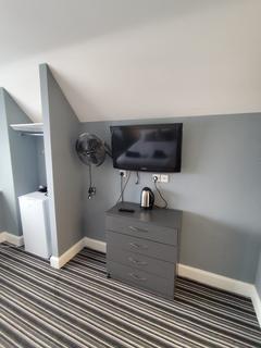 Studio to rent, Great West Road, Isleworth TW7