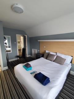 Studio to rent, Great West Road, Isleworth TW7