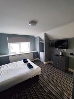 Studio to rent, Great West Road, Isleworth TW7