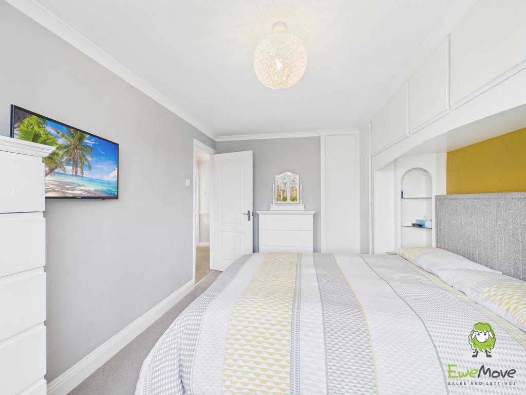 Ewe Move Estate Agents - 82 Windermere Avenue - Bed