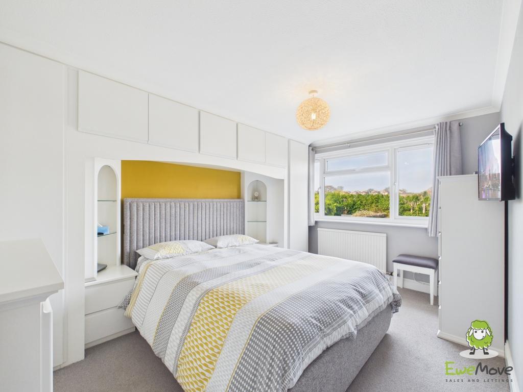 Ewe Move Estate Agents - 82 Windermere Avenue - Bed