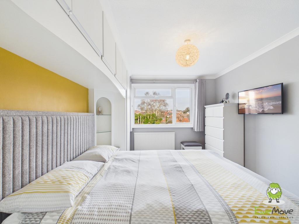 Ewe Move Estate Agents - 82 Windermere Avenue - Bed