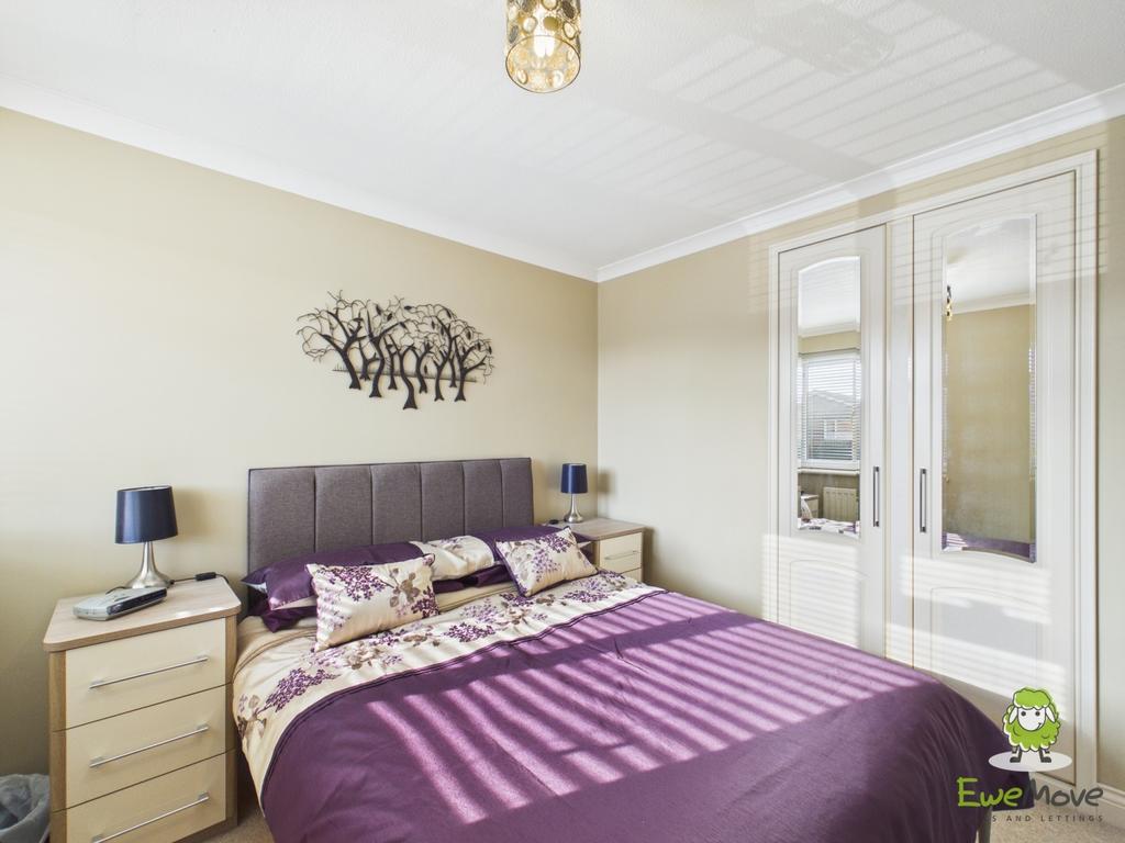 Ewe Move Estate Agents - 82 Windermere Avenue - Bed