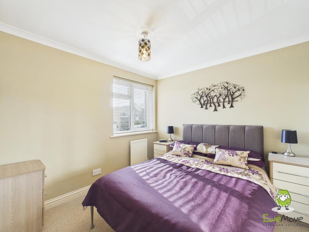 Ewe Move Estate Agents - 82 Windermere Avenue - Bed