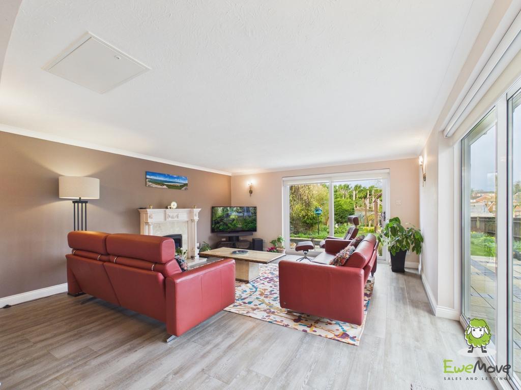 Ewe Move Estate Agents - 82 Windermere Avenue - Lou