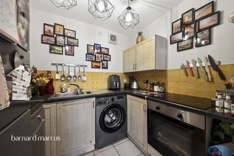 1 bedroom flat for sale, Colindeep Lane, London