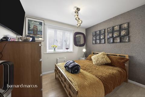 1 bedroom flat for sale, Colindeep Lane, London