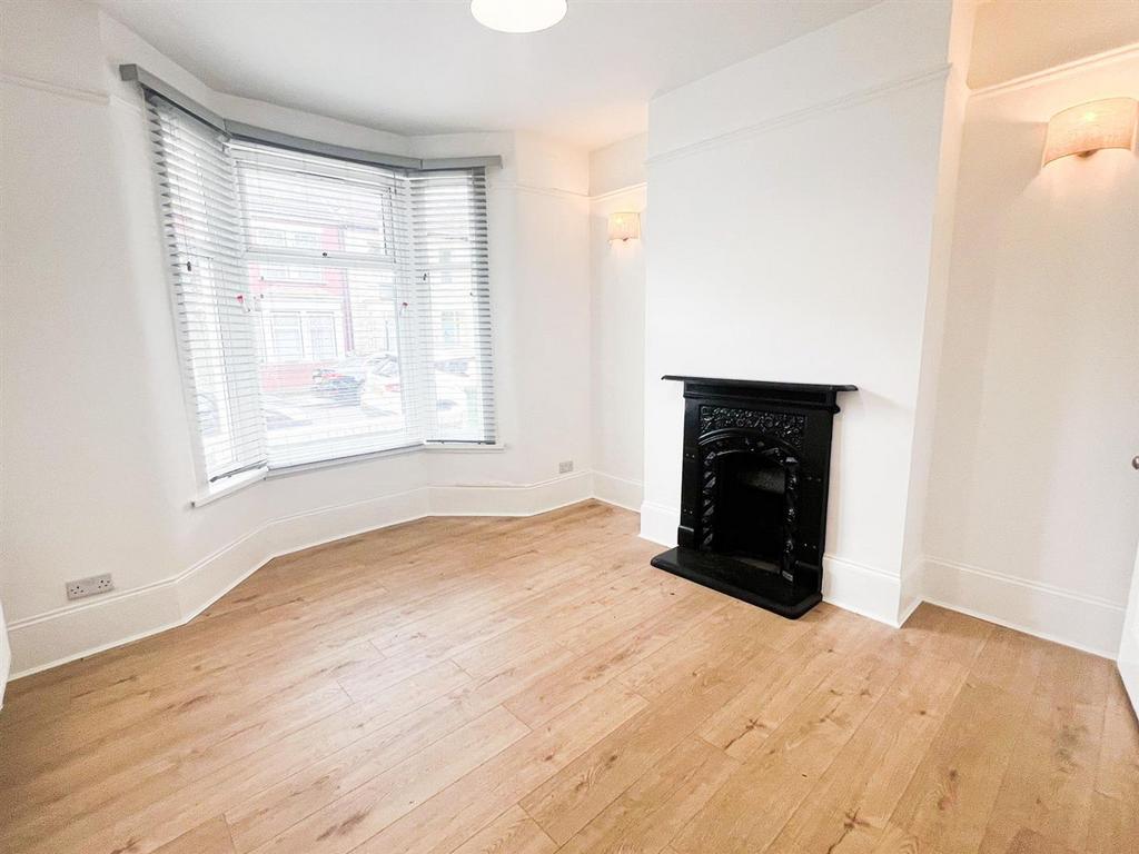 Henderson Rd E7