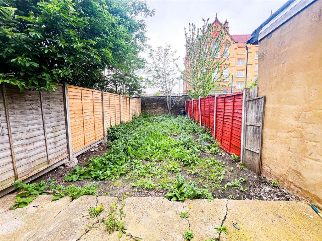 Henderson Rd E7
