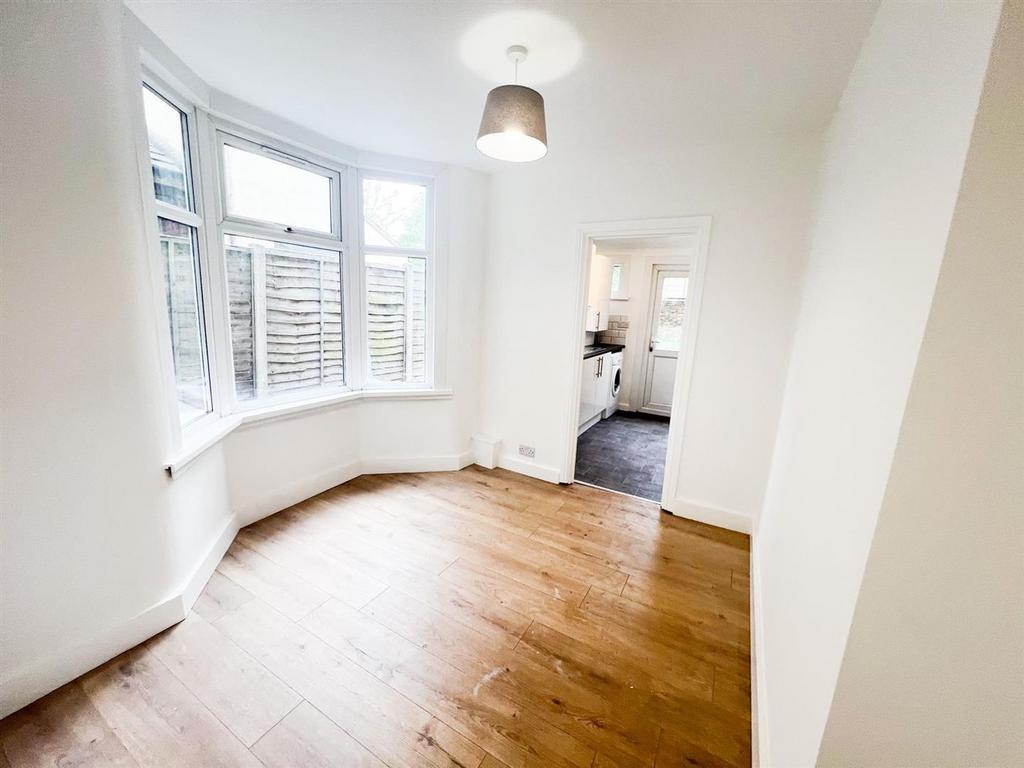 Henderson Rd E7