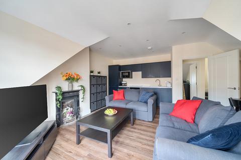 3 bedroom apartment to rent, Grosvenor Gardens, London, N10