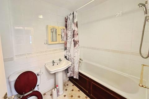 2 bedroom flat to rent, Kenton Road, Blenheim Court, HA3