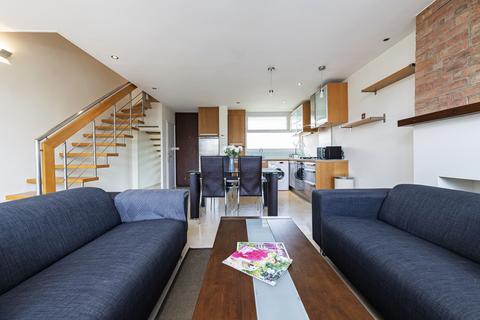 3 bedroom flat to rent, Westbridge Road, London, SW11