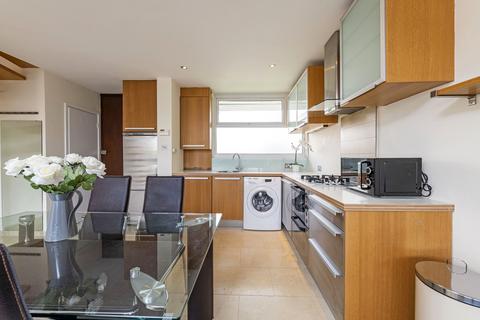 3 bedroom flat to rent, Westbridge Road, London, SW11