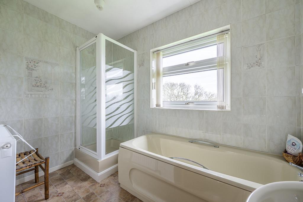 Bathroom 1b