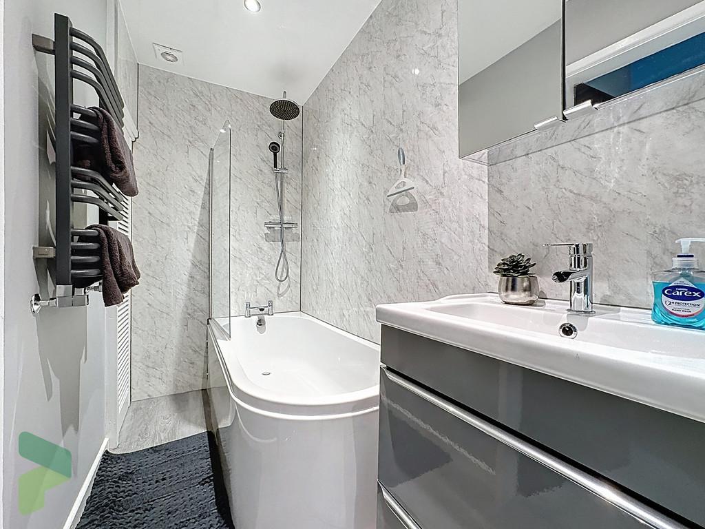 Family bathroom 1st Floor
