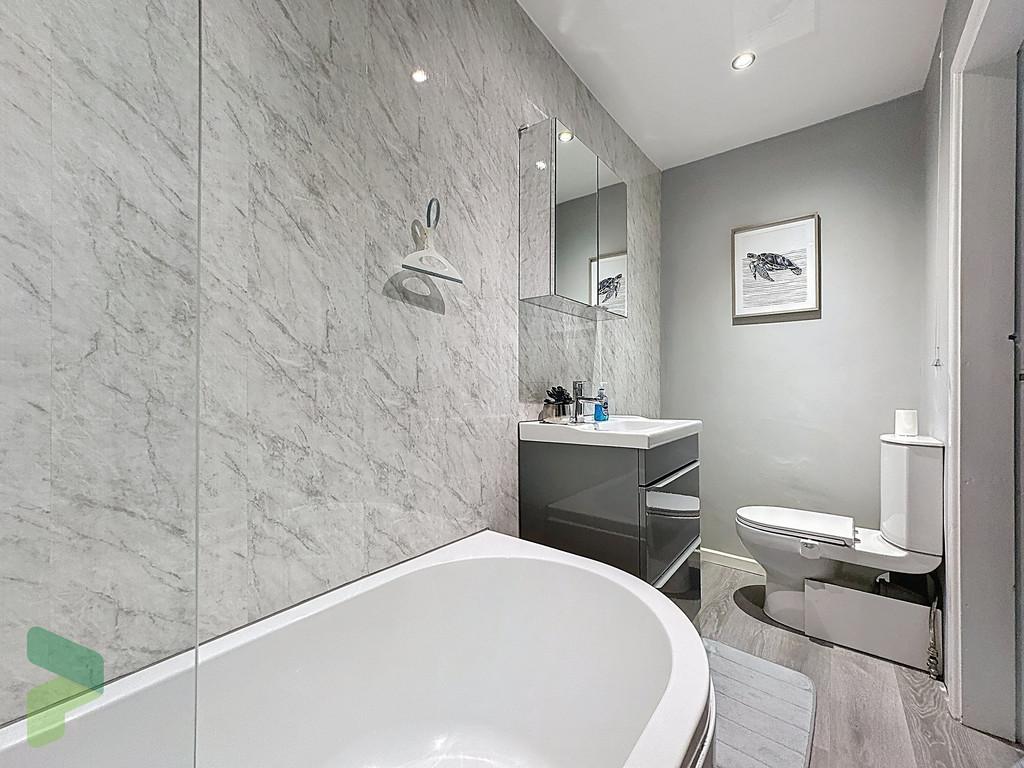 Family bathroom 1st floor