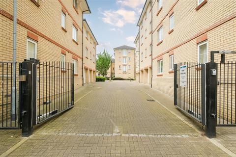 2 bedroom apartment for sale, Alveston Square, South Woodford