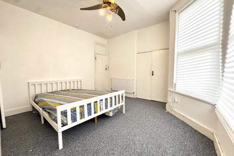 3 bedroom house to rent, Henniker Gardens, London, E6
