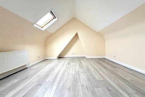 3 bedroom apartment to rent, Eastern Avenue, Ilford, IG4