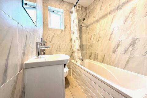 3 bedroom apartment to rent, Eastern Avenue, Ilford, IG4